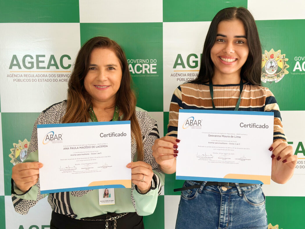Servidoras da AGEAC exibem os certificados da capacitação na metodologia ACERTAR, simbolizando um marco importante na qualificação do saneamento básico. Foto: Zeh Luiz Maciel.