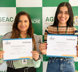 Servidoras da AGEAC exibem os certificados da capacitação na metodologia ACERTAR, simbolizando um marco importante na qualificação do saneamento básico. Foto: Zeh Luiz Maciel.